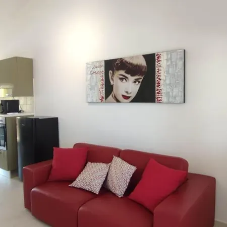Sabrina, Apartment *